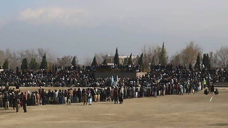 د طالبانو حکومت؛میدان وردګ کې دوه تنه په عام محضر کې په دُرو وهلي