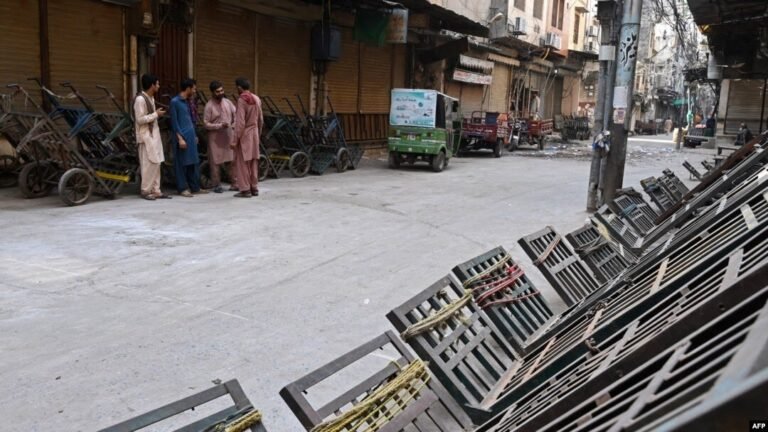 د برېښنا د بیو د لوړوالي له کبله؛پاکستان کې سوداګرو او هټۍوالو لاریون کړی