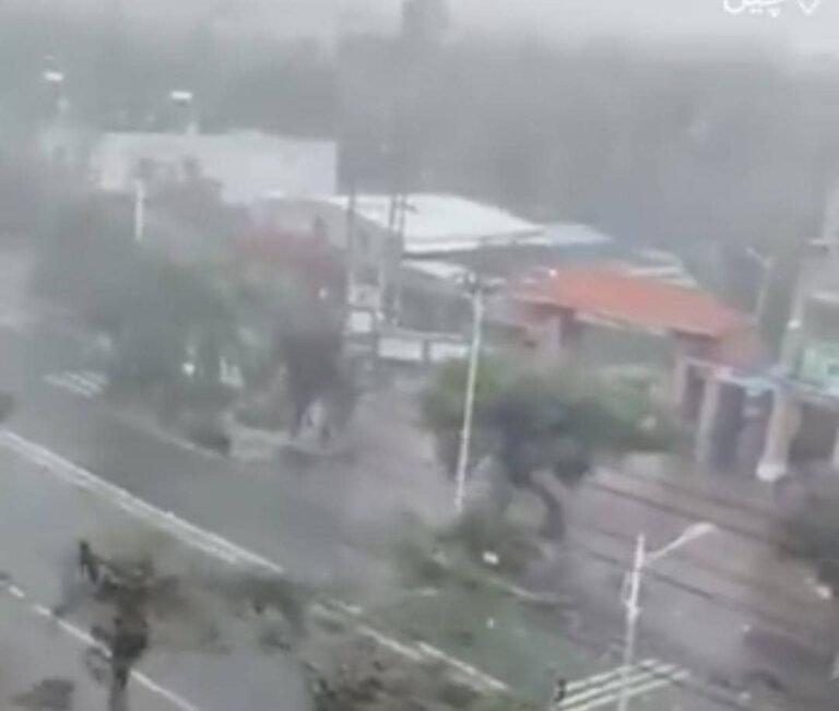 چین کې؛د سخت توپان له کبله دوه تنه مړه او ۹۲ نور ټپیان شوي