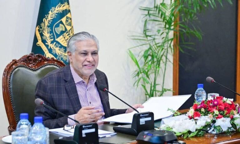 اسحاق ډار:پاکستان لاهم په کابل کې د فیض حمید د یوې پیالي چای بیه پرې کوي