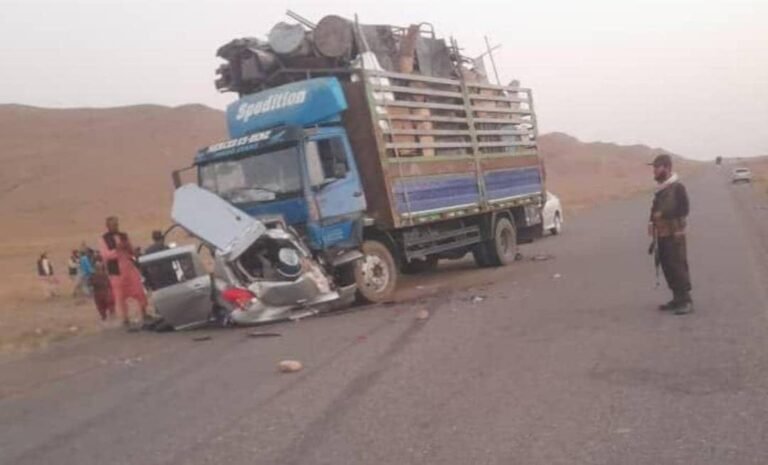 میدان وردګ کې؛د ټرافیکي پېښې له کبله ۶ تنو ته مرګ ژوبله اوښتې