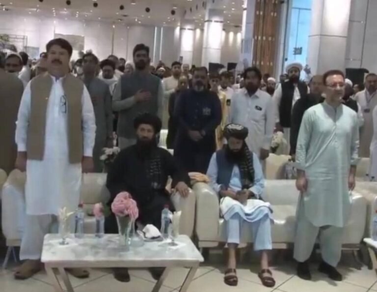 پېښور کې؛د پاکستان ملي سرود ته د طالب سرقونسل نه درېدو د پاکستاني رسنیو او فعالانو غبرګونونه پارولي