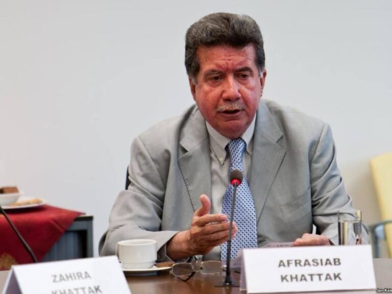 افراسیاب خټک؛د کوهاټ د سړک پر بندېدو او مخابراتي شبکو پر پرې‌کېدو نیوکه کړې