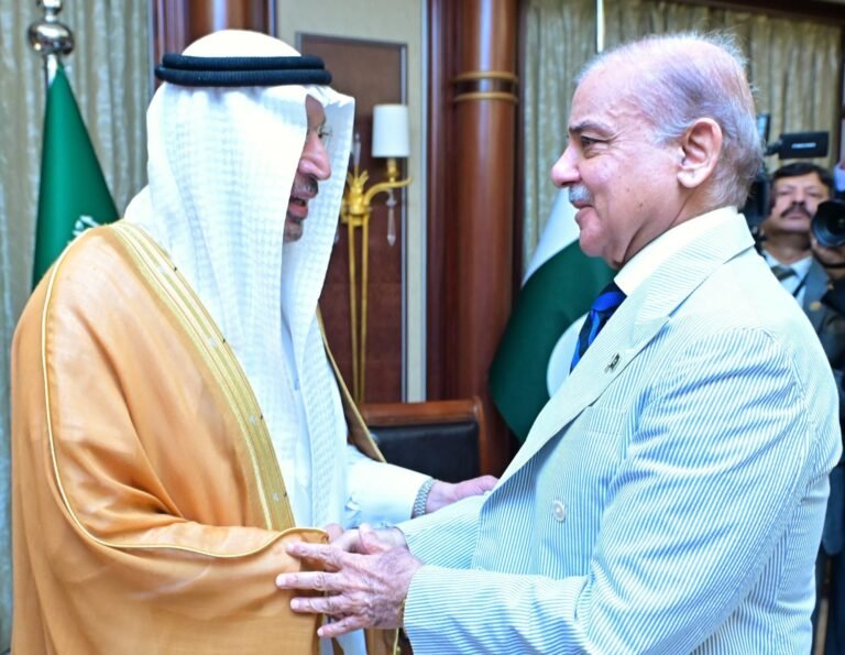 د اقتصادي بې ثباتي په اوج کې؛ شهباز شریف په دوه ورځني سفر قطر ته ورسېد