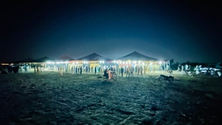 پاکستاني پولیسو؛د قامي لویې جرګې خیمو ته اور ورته کړی