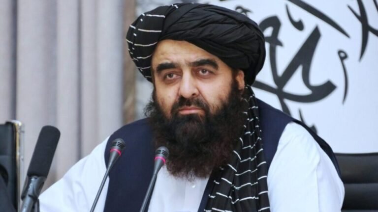 د مسکو فارمټ ناسته کې د ګډون لپاره؛امیرخان متقي د یو پلاوي په مشرۍ روسیې ته روان شو