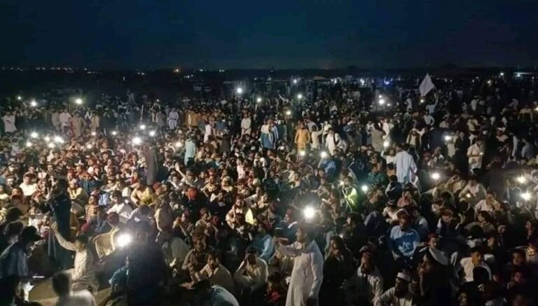 پاکستاني پولیسو؛د لویې جرګې میدان ورانولو ته ماشینونه راوستي او هلته یې مخابراتي شبکې پرې‌کړې دي