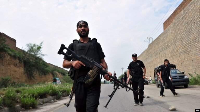 خیبر پښتونخوا کې؛نامعلومو وسله والو ۷ پاکستاني پولیس تښتولي