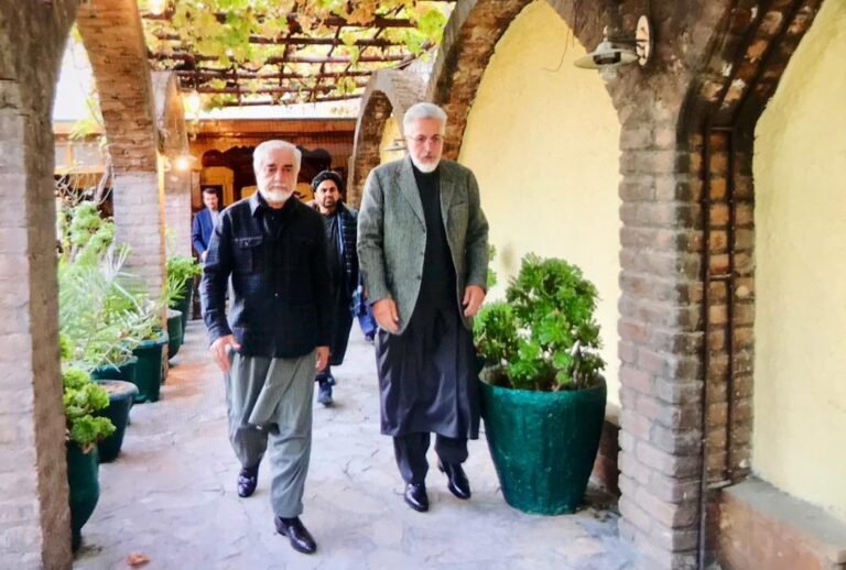 د سید کاظم ګیلاني د فاتحې مراسمو لپاره؛عبدالله عبدالله د سید اسحاق ګیلاني کورته ورغلی دی