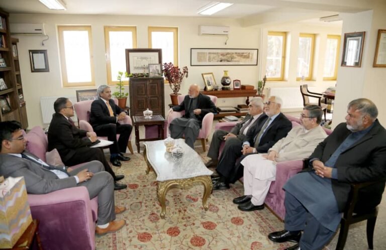 حامد کرزي؛د هند د بهرنیو چارو وزارت له سکرتر سره د اړېکو پر پراختیا خبرې کړي