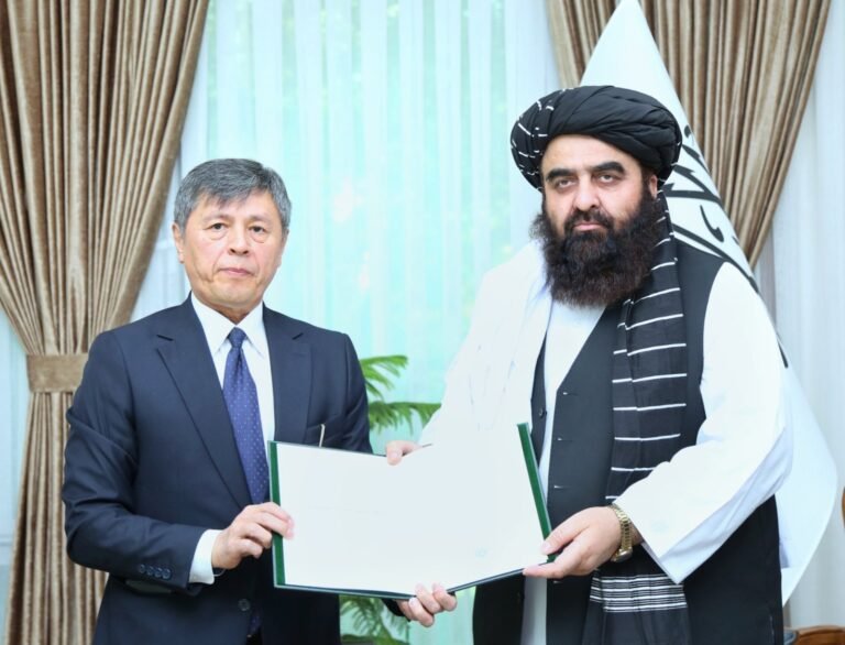 د ازبېکستان سفیر؛ایبک عثمانوف خپل باور لیک امیر خان متقي ته وسپاره
