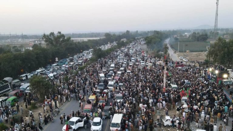 رویټرز:د عمران خان ګوند په موقتي توګه خپل اعتراضونه ودرول