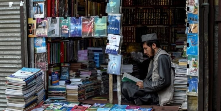 خوست کې؛طالبانو د ځوانانو له لوري په وړیا ډول د کتاب وېشلو لړۍ بنده کړه