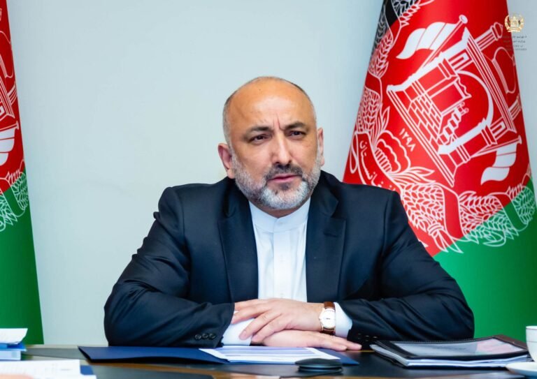 حنیف اتمر:طالبانو د افغان پوځ او د هیواد دفاعي ځواک د تباهۍ مسول دي