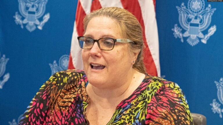 کرن ډیکر:«افغان مېرمنو! موږ ستاسو غږ اورو او تر څنګ مو ولاړ یو»