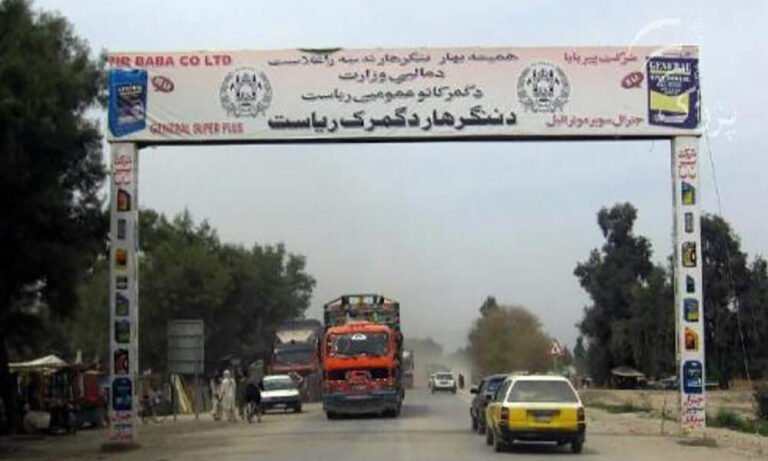 د ننګرهار ګمرک کې؛طالبانو ۲۳۰ هغه جوالیان وهلي او له ګمرک یې اېستلي چې ږیرې لنډې او یا خریلې وې