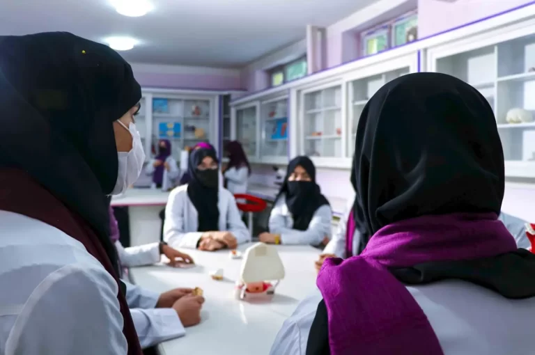 له زدکړو سره د طالبانو دوښمني؛نن یې په طبي انستیتوتونو کې د ښځینه محصلینو په زدکړو بندیز ولګوو