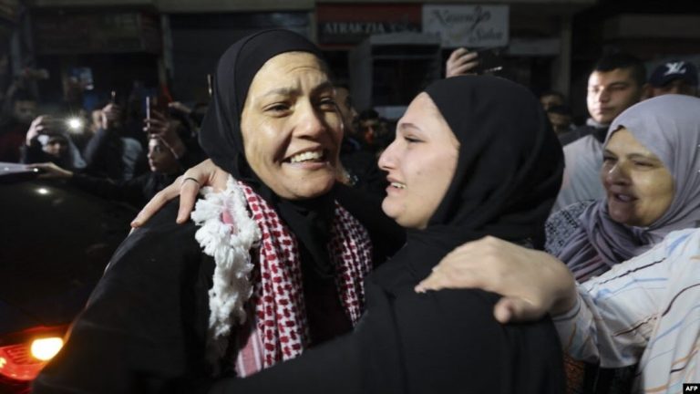 د بندیانو تبادله؛حماس نن څلور او اسرائیل به ۲۰۰ بندیان ازاد کړي د بندیانو تبادله؛حماس نن څلور او اسرائیل به ۲۰۰ بندیان ازاد کړي