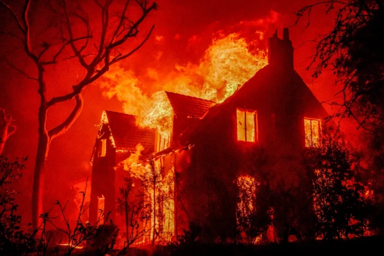 لاس انجلس؛د اور د تازه څپې له کبله خلکو ته د کورونو څخه د وتلو امر شوی