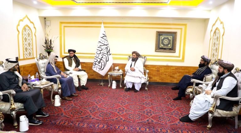 ملا برادر؛د قطر سفارت شارژدافیر سره په ناسته کې قطري پانګوالو ته افغانستان کې د پانګونې بلنه ورکړې