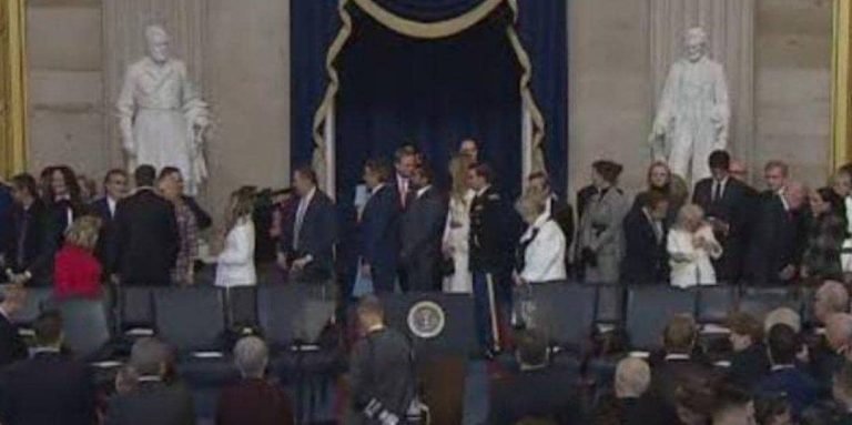 د ټرمپ د لوړې مراسم؛۹ قاضیان او د کانګرس یو شمېر غړي د کانګرس تالار ته رسېدلي