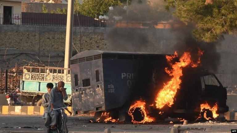 پښتونخوا-ټانک؛د ایف سي ځواک دوو سرتېرو کور ته اور اچول شوی