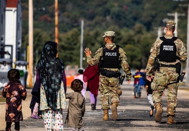 سپینې ماڼۍ؛د هغه دفتر د تړلو امر کړی، چې د افغانانو د بیامېشتېدو څارنه کوي