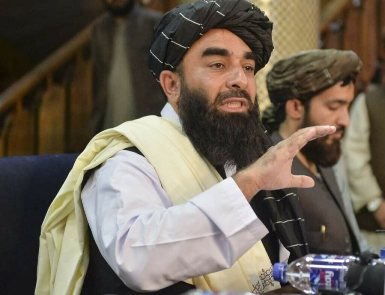 ذبیح الله مجاهد:د دولتي کارکوونکو د مرغومې میاشتې معاشونه به سبا پیل شي