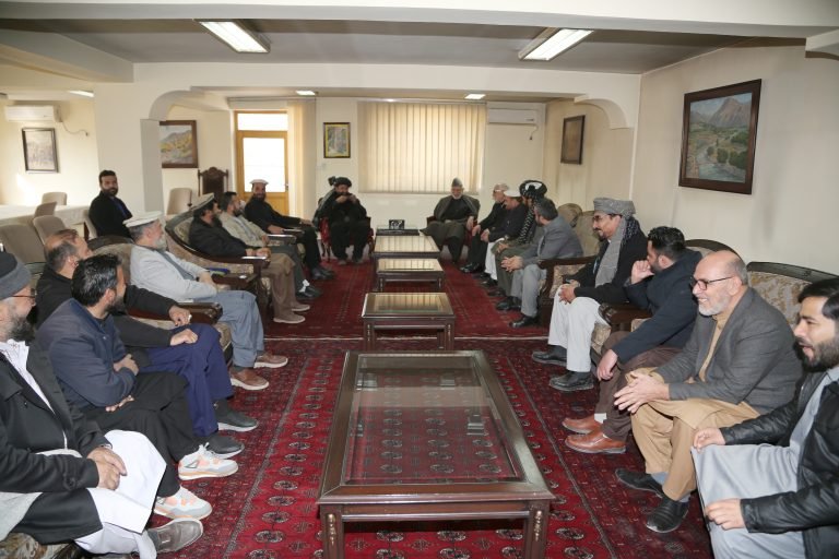 حامد کرزي؛د هېواد له یو شمېر مشرانو او ځوانانو سره کتلي