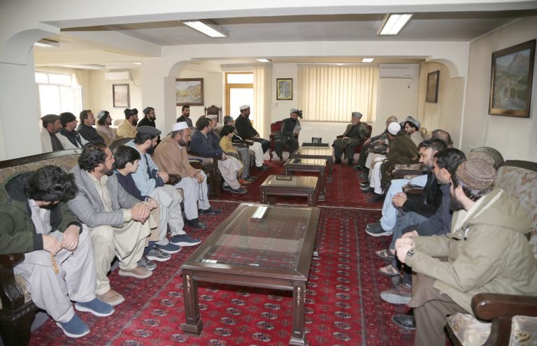 حامد کرزي؛د هېواد له یو شمېر مشرانو او ځوانانو سره د نجونو د ښوونځیو او پوهنتونونو پر پرانېستلو غږېدلی