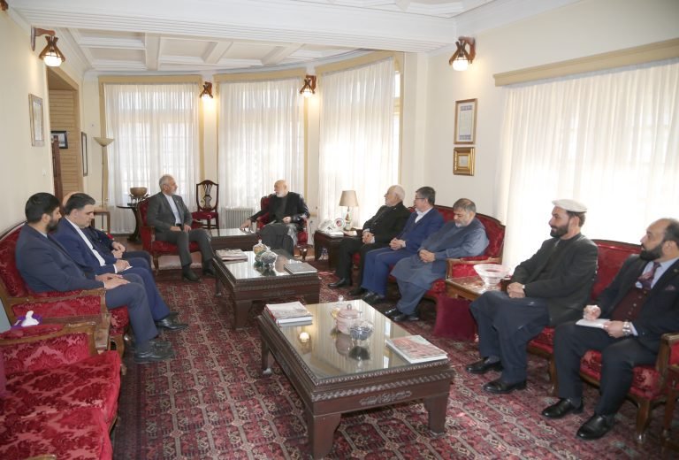 حامد کرزي؛د افغانستان لپاره د ایران له سفیر سره کتلي