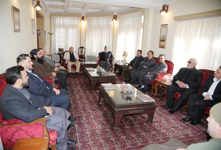 حامد کرزي؛له ملي سوداګر میرویس عزیزي سره کتلي