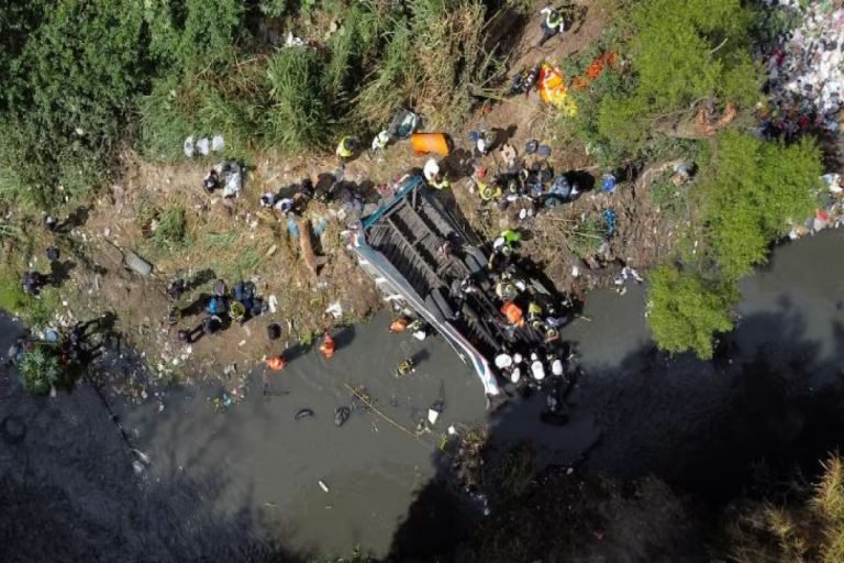 ګواتمالا؛د یوه مسافر وړونکي بس د چپه کېدو له امله ۵۱ کسان وژل شوي