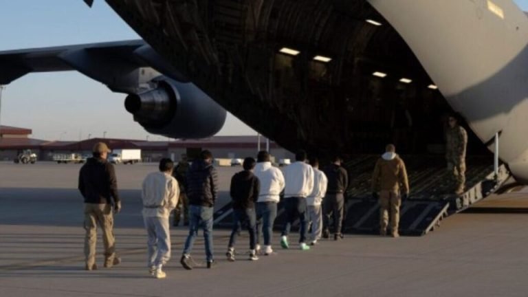 امریکا؛نېول شوي کډوال پوځي الوتکو کې هاندوراس او پېرو ته لېږدولي