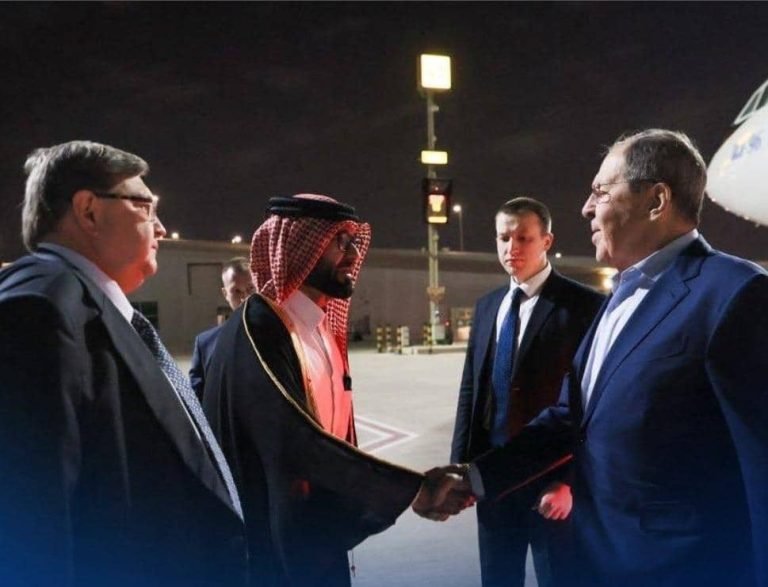 سرګي لاوروف؛د ترکیې او ایران له سفر وروسته؛ د قطر پلازمېنې دوحې ته رسېدلی