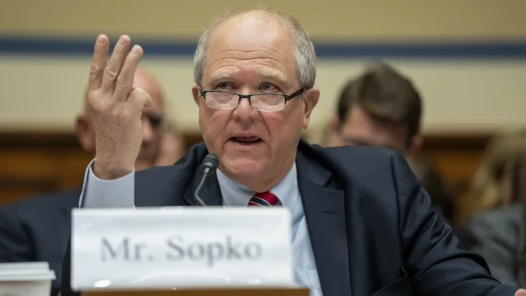 جان ساپکو:د مرستو له بندېدو سره سره، بیا هم امریکا طالبانو ته ډالر لېږي