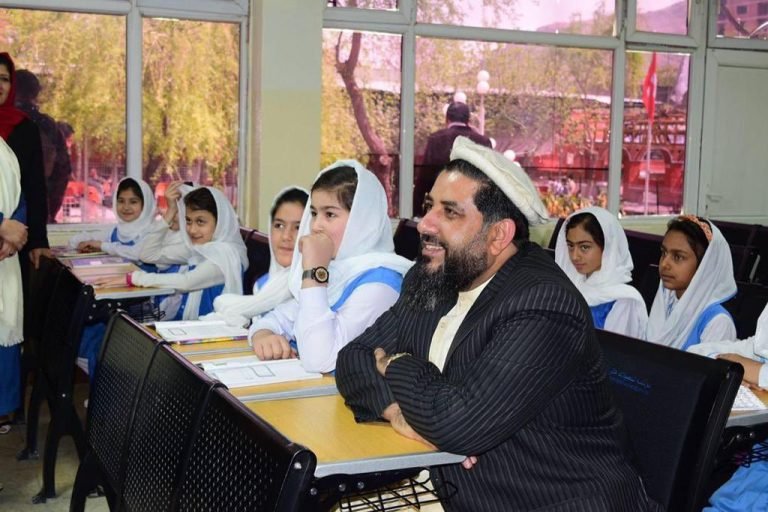 فضل هادي مسلمیار:افغان نجونې لا هم د ښوونځي د زنګ په انتظار په کورونو بندیوانې ناستې دي