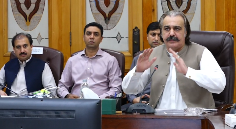 علي امین اګنډاپور:د طالبانو له حکومت سره تر خبرو پرته بله لاره نشته