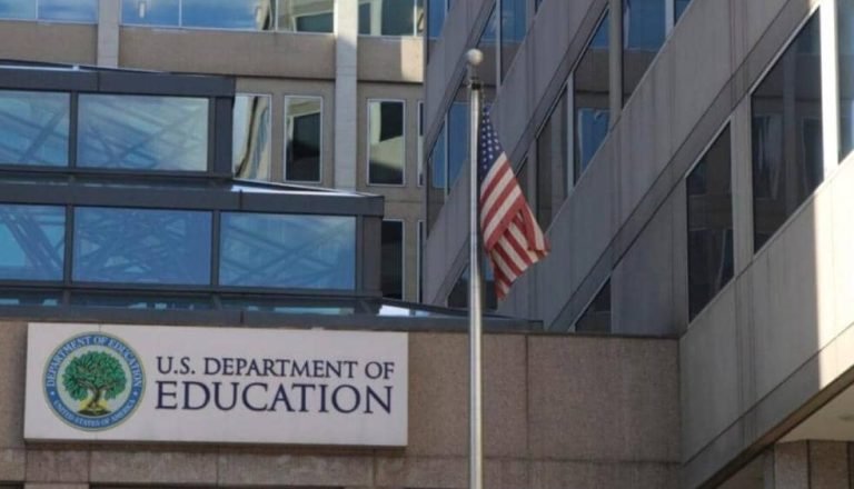 د امریکا د پوهنې وزارت:په بشپړ ډول د دغې ادارې د تړلو د مخنیوي لپاره خپل نږدې نیمايي کارکوونکي له دندو لرې کوي