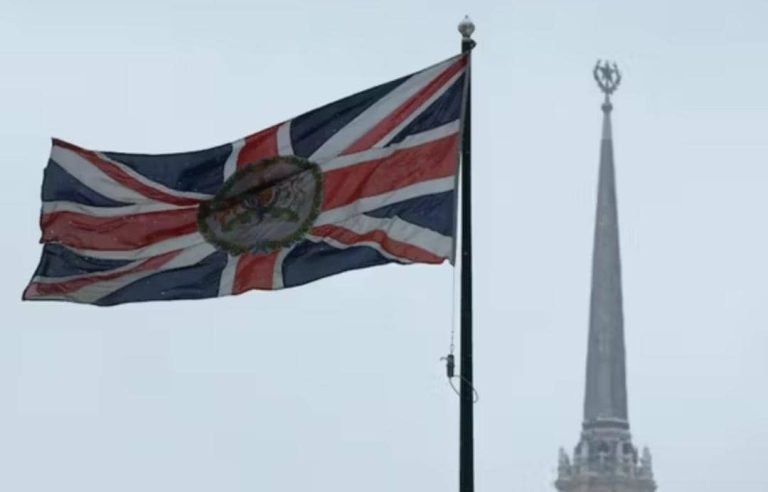 برېتانیې؛د روسیې سفیر احضار او د یو دیپلومات باور لیک یې لغوه کړ