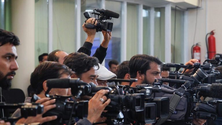 اروپا کې مېشت یو شمېر افغان خبریالان:تېر کال د طالبانو له کبله د رسنیو لپاره یو سخت ترین کال وو