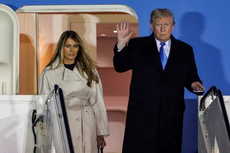 ټرمپ او مېرمن یې؛د پاپ فرانسيس د جنازې په مراسمو کې د ګډون لپاره ایټالیا ته رسېدلي