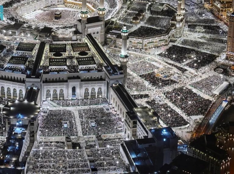 سعودي ته د حاجیانو د ورتګ پیلیدل؛افغان حجاج شکایت کوي چې طالبانو خپل خلک د بیت الله شریف زیارت ته ټاکلې