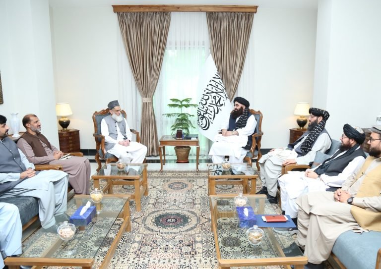 امیرخان متقي د پاکستان سفیر ته:له افغان کډوالو سره ناسم چلند د دواړو هېوادونو اړیکو ته زیان رسوي