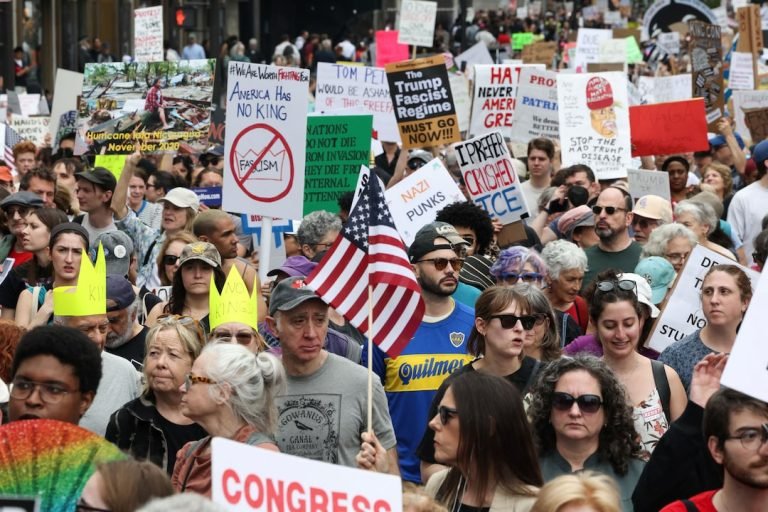 په امریکا کې؛د ټرمپ د تګلارو پر ضد پراخ لاریونونه شوي