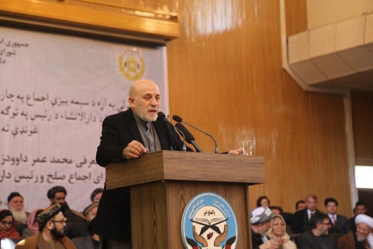 عمر داودزی:د کډوالو اړوند مسله کې د طالبانو د پالیسۍ ستاینه کوم