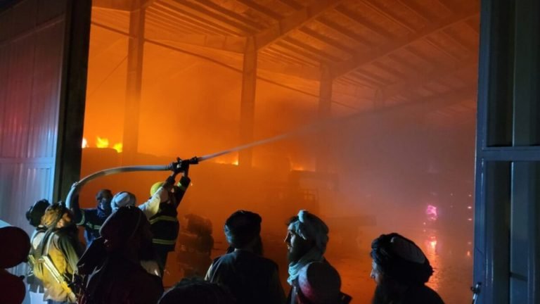 هرات؛د کارتن جوړونې فابریکه کې اورلګېدنې شاوخوا ۱۰ میلیونه ډالره زیان اړولی