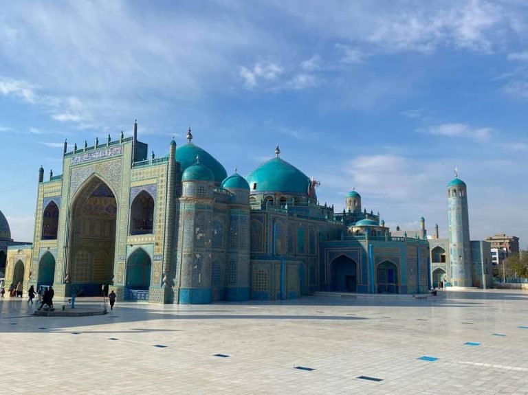 سرچینې:مزار شریف کې د روضې ختیځې دروازې سره چاودنه شوې