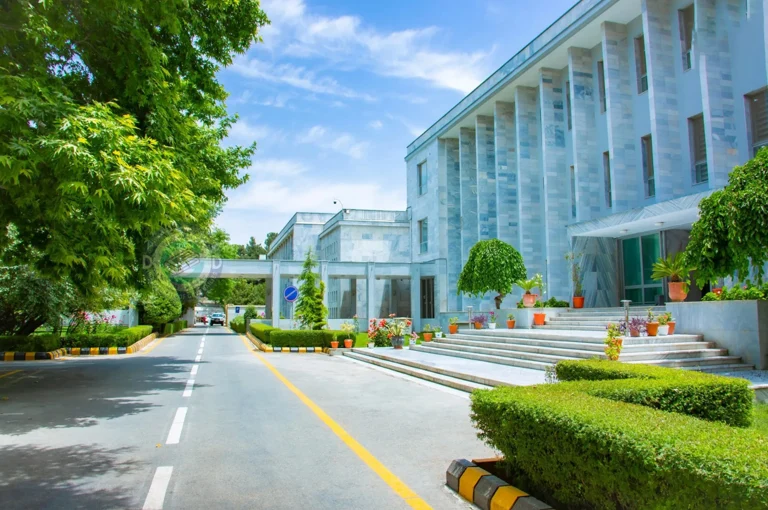 طالبان: د عمان له زندانونو مو شپږ تنه افغانان راخوشې کړه