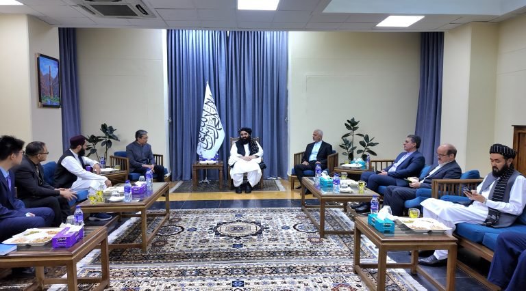 امیرخان متقي؛د عباس عراقچي په رسمي بلنه دغه هېواد ته ولاړ